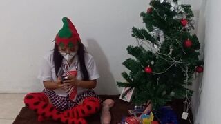 Student goes through her Christmas presents and finds exciting things to masturbate - porn video