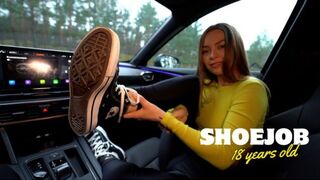 She did a shoejob in her Converse in my car - porn video