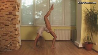 Russian Alla Klassnaja does bridges naked and shows how flexible she is - porn video